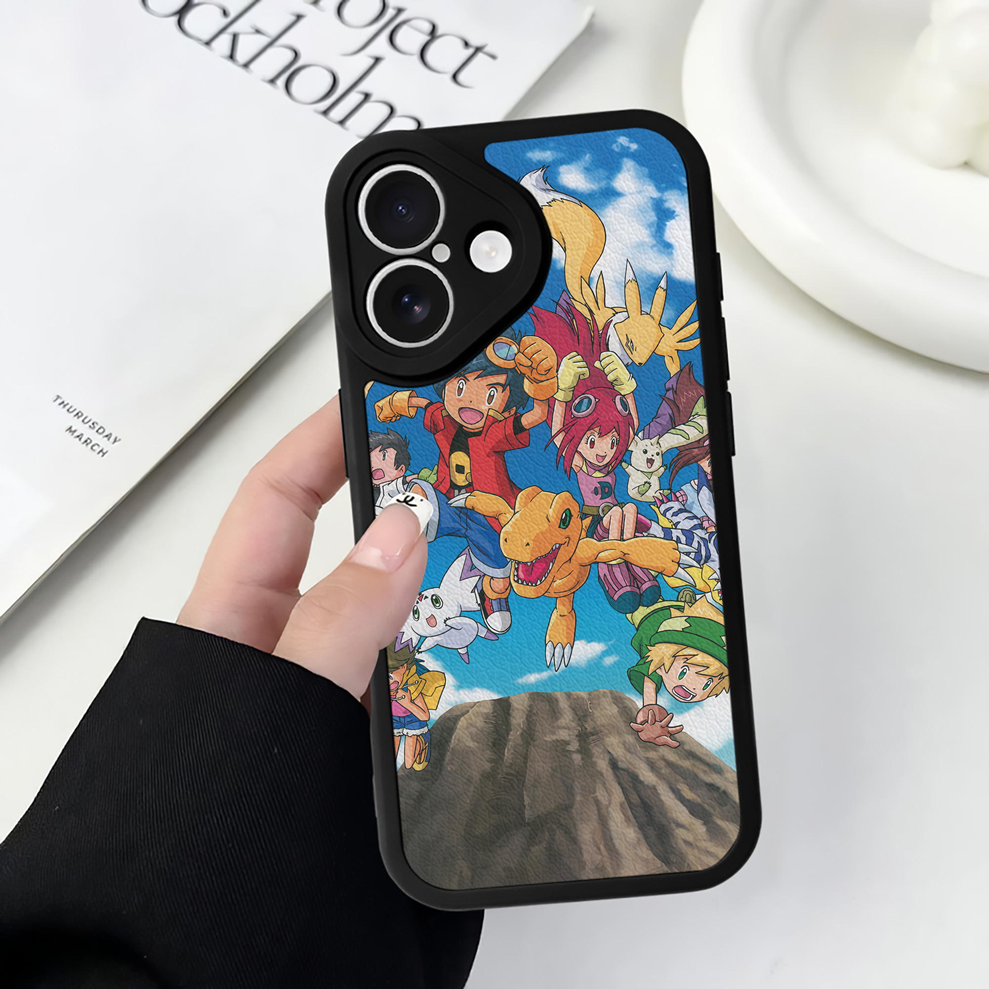 （画像用） Digimon デジタルモンスター/デジモン 【iPhone 16シリーズ対応】シリコンスマホケース（レザー調） 材質：シリコン